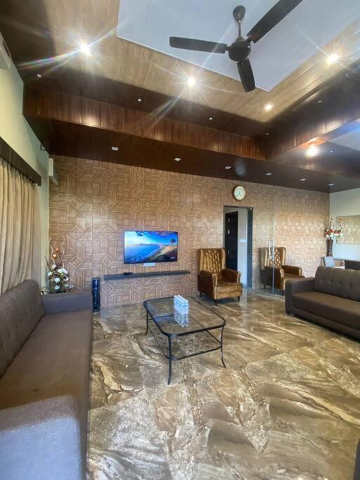 Mount Resorts Lonavala 5 Bhk Luxurious Villa With Private Pool And Full Size Cricket Football Turf Екстер'єр фото