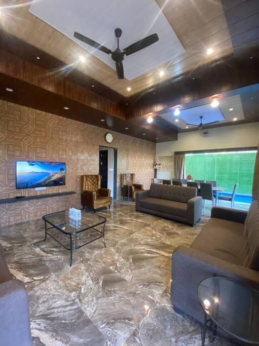 Mount Resorts Lonavala 5 Bhk Luxurious Villa With Private Pool And Full Size Cricket Football Turf Екстер'єр фото